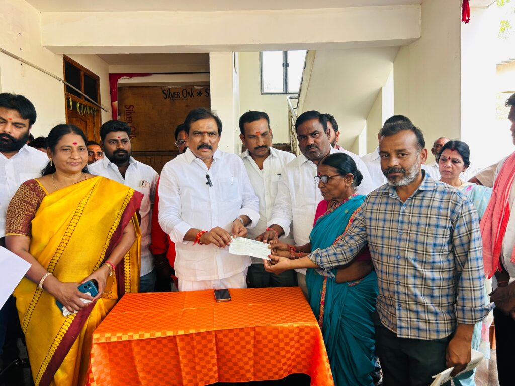 CMRF చెక్కులను పంపిణీ చేసిన ఎమ్మెల్యే పాయల్ శంకర్