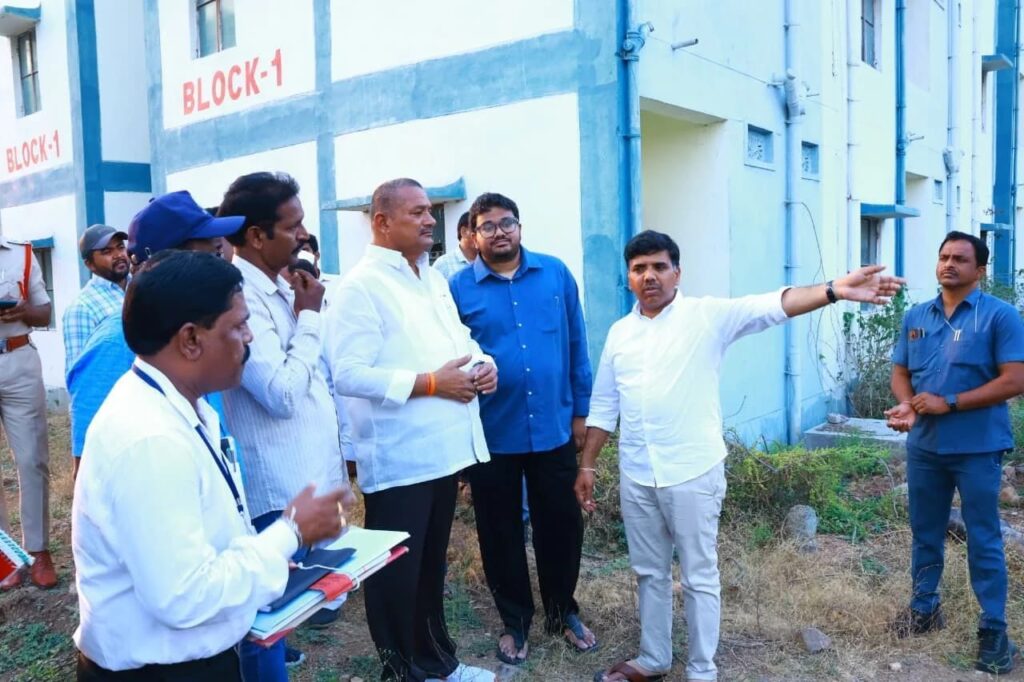 మిర్యాలగూడలో డబుల్ బెడ్ రూమ్ ఇళ్ల పరిశీలన: నెలాఖరులోగా లబ్ధిదారులకు అప్పగింతకు ఆదేశాలు