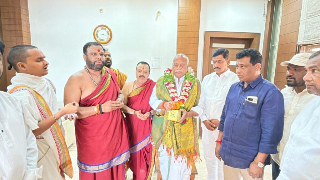 ఎమ్మెల్యేను సన్మానించిన బాసర ఆలయ పూజరులు 