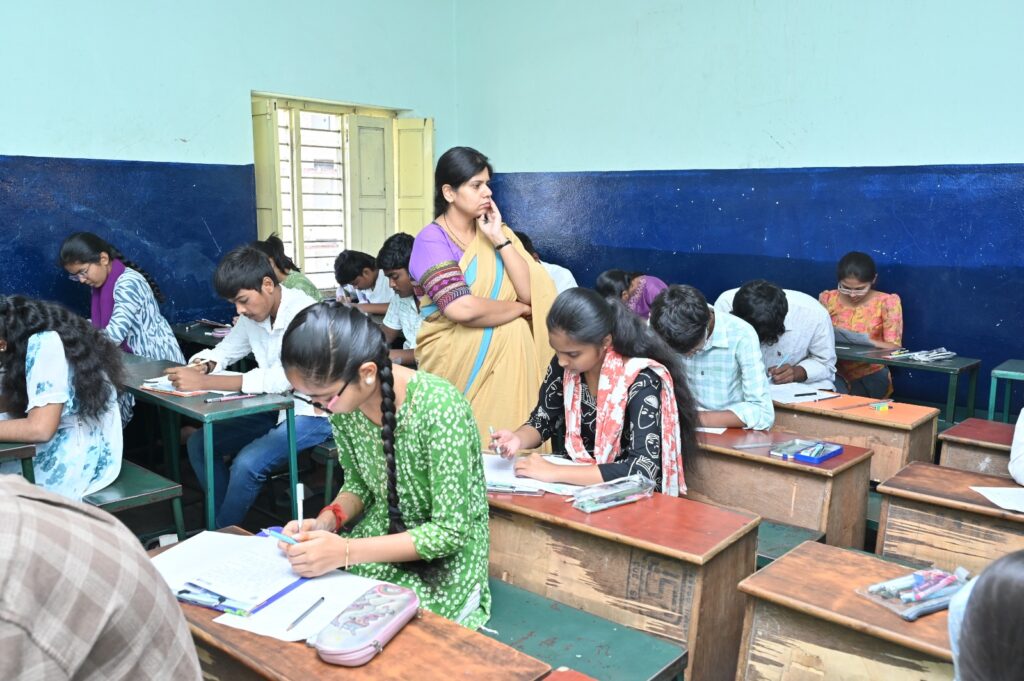 పదో తరగతి పరీక్షా కేంద్రాన్ని తనిఖీ చేసిన కలెక్టర్ ఇలా త్రిపాఠి 