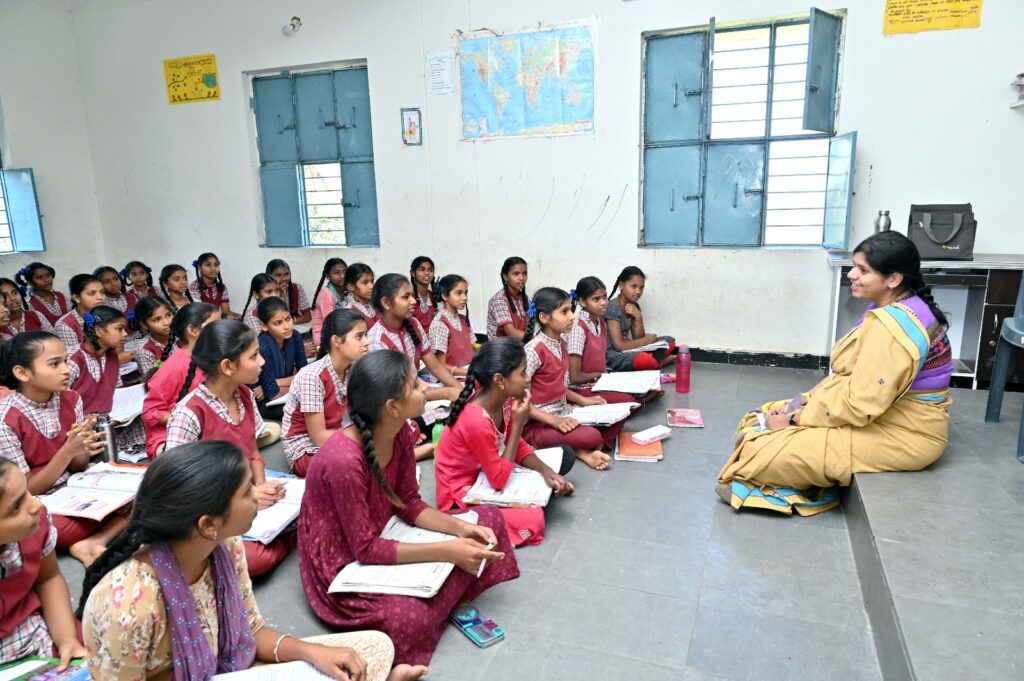 కస్తూర్బా బాలికల విద్యాలయంను సందర్శించిన కలెక్టర్ ఇలా త్రిపాఠి 