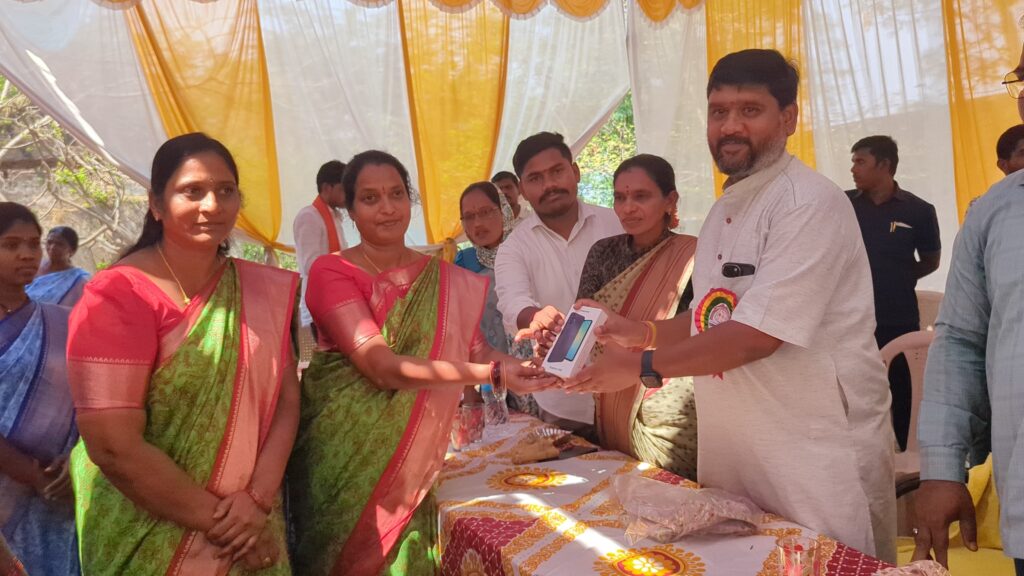 అంగన్వాడీ టీచర్లకు మొబైల్ ఫోన్లు, పిల్లలకు ఏకరూప దుస్తులు పంపిణీ