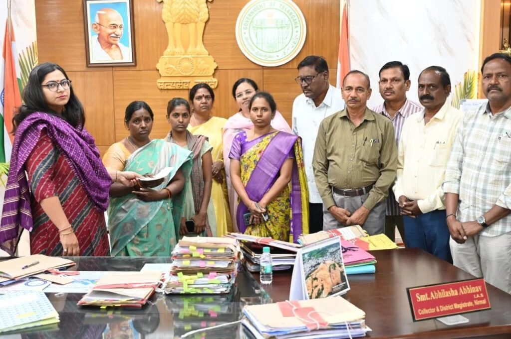 డీసీఓ నర్సయ్య కుటుంబానికి అధికారుల ఆర్థిక సాయం 