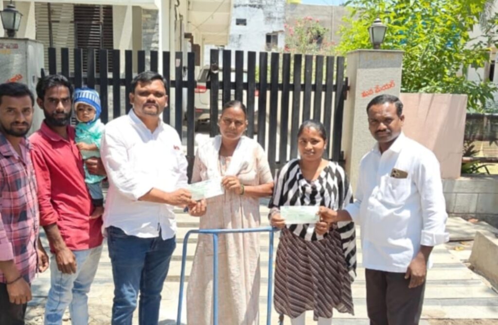 లబ్ధిదారులకు సీఎంఆర్ఎఫ్ చెక్కుల పంపిణీ 