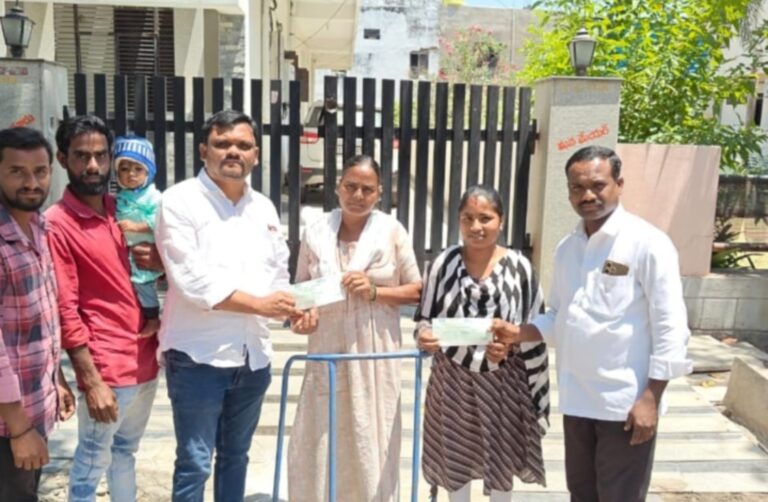లబ్ధిదారులకు సీఎంఆర్ఎఫ్ చెక్కుల పంపిణీ 