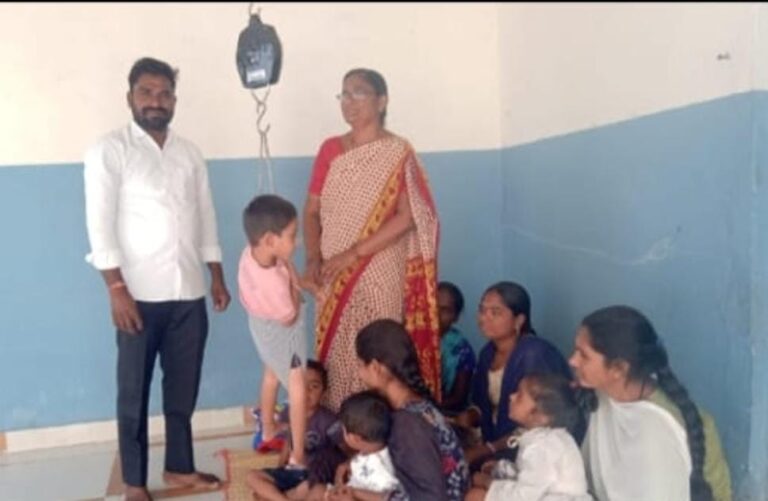అవాల్పూర్ అంగన్‌వాడీ కేంద్రాన్ని పరిశీలించిన సర్పంచ్ అనిల్