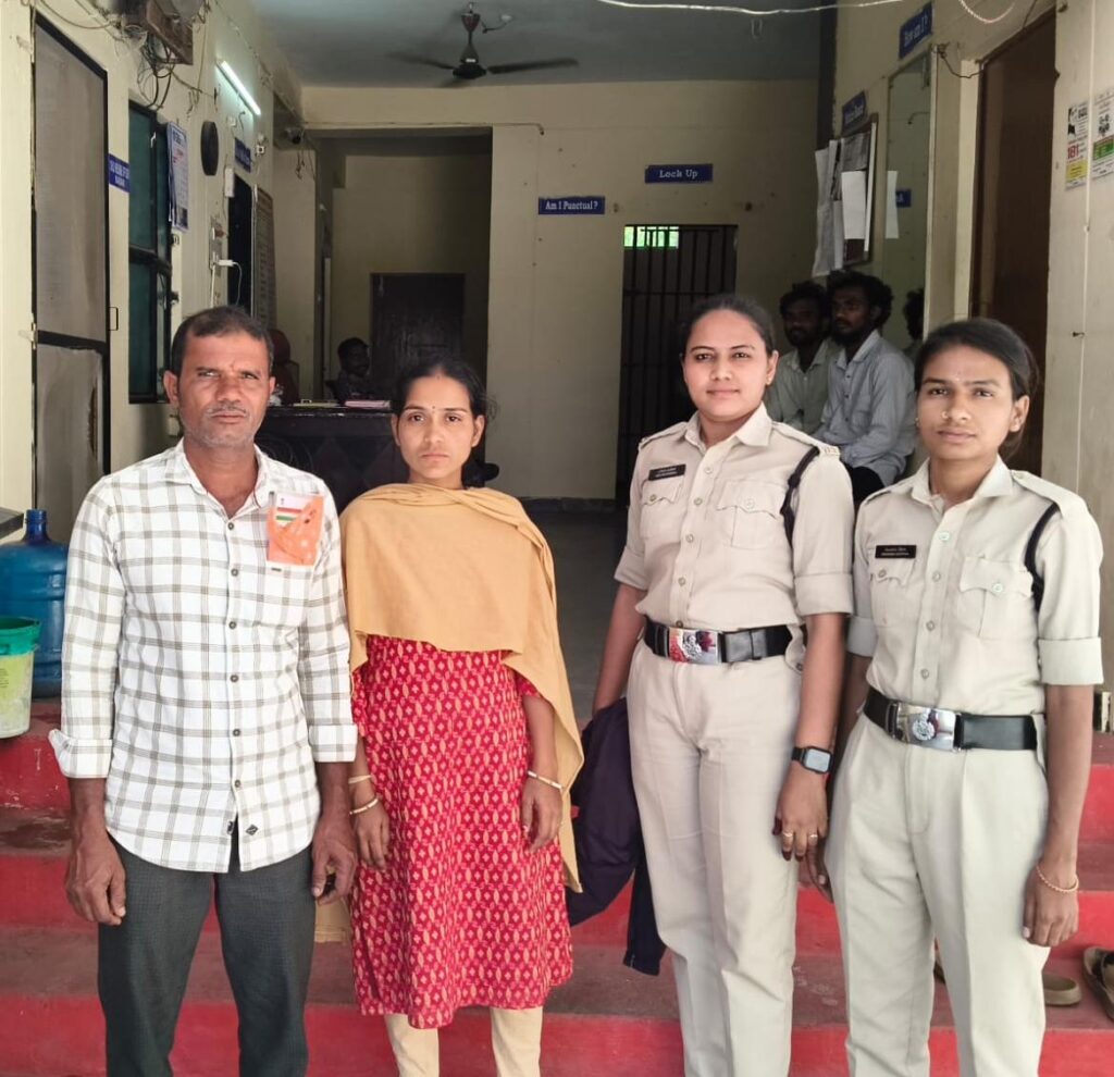 ఆత్మహత్యాయత్నం నుంచి మహిళను రక్షించిన పోలీస్ నారీశక్తి