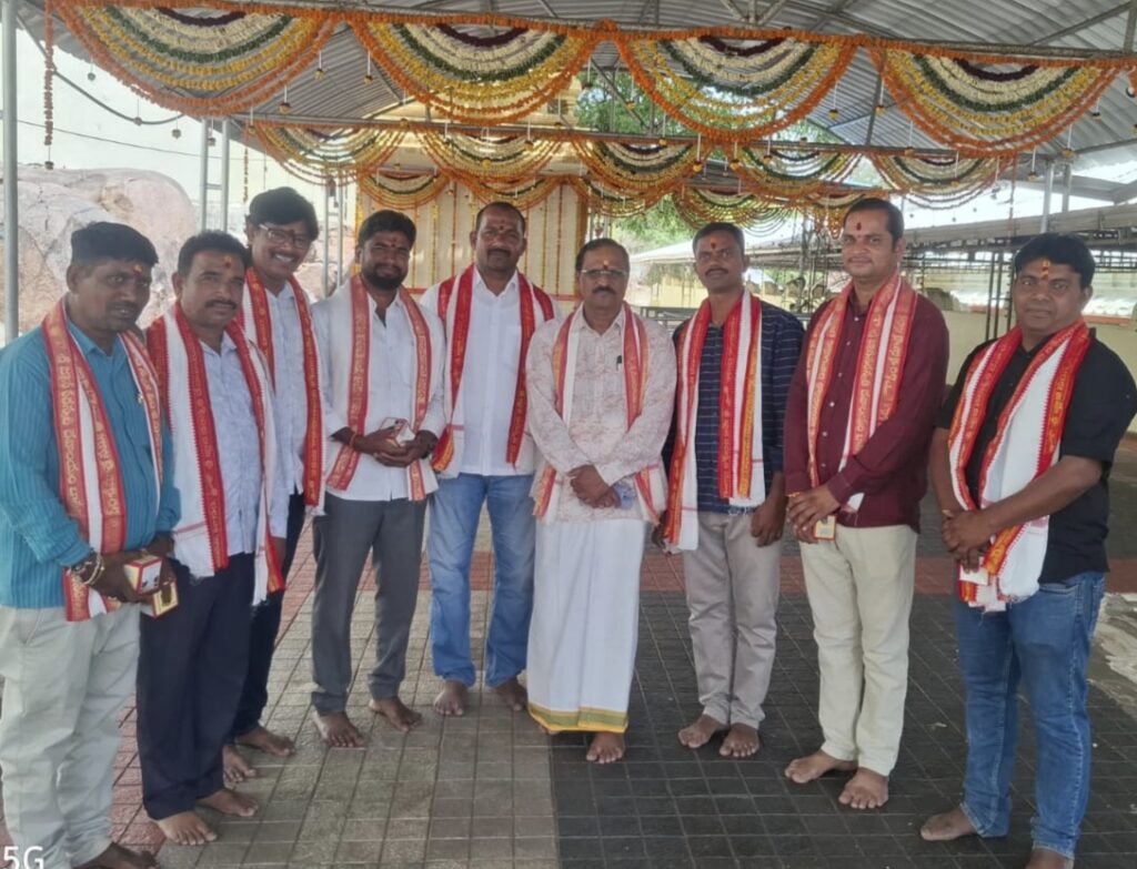 జర్నలిస్టులను సన్మానించిన ఆలయ ఈవో  విజయరామారావు 