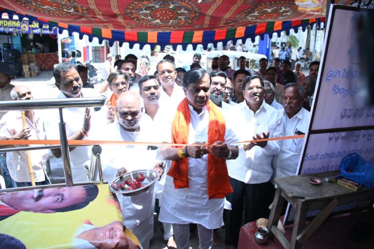 సమాజ సేవలో ముందుండాలి