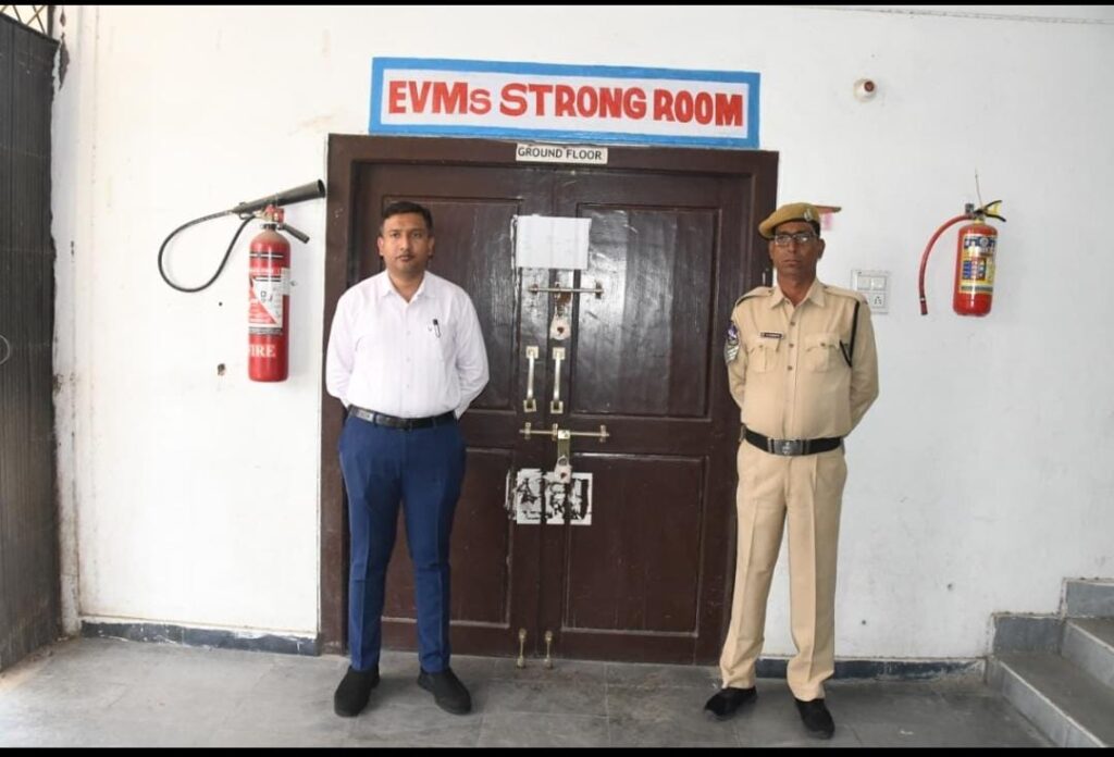 ఈవీఎం గోదామును తనిఖీ చేసిన కలెక్టర్ రాజర్షి షా