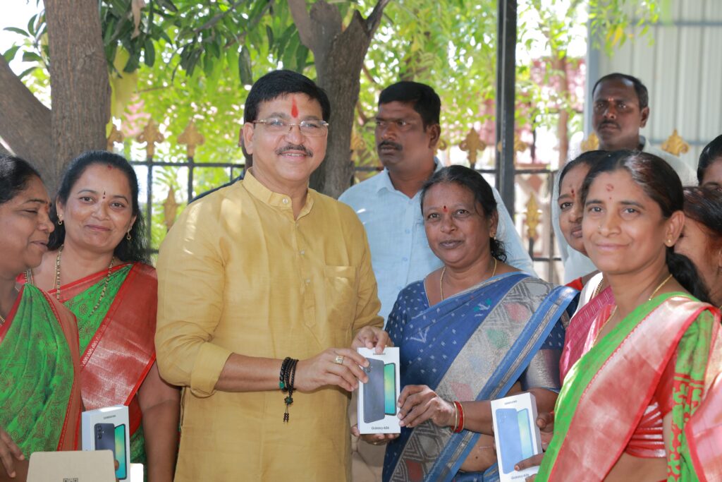 అంగన్వాడీ టీచర్లకు సెల్ ఫోన్ లు అందజేసిన ఆర్మూర్ ఎమ్మెల్యే పైడి రాకేష్ రెడ్డి