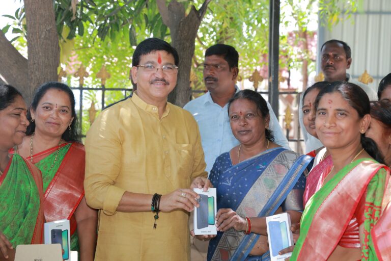 అంగన్వాడీ టీచర్లకు సెల్ ఫోన్ లు అందజేసిన ఆర్మూర్ ఎమ్మెల్యే పైడి రాకేష్ రెడ్డి