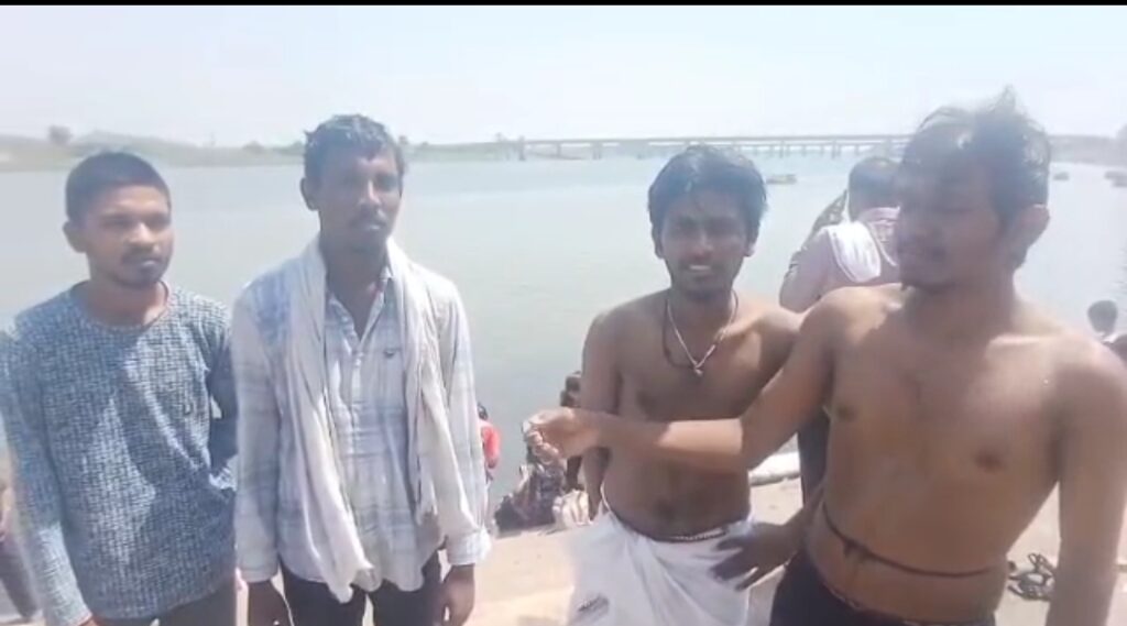 ఇద్దరు యువకులను కాపాడిన గంగపుత్రులు 