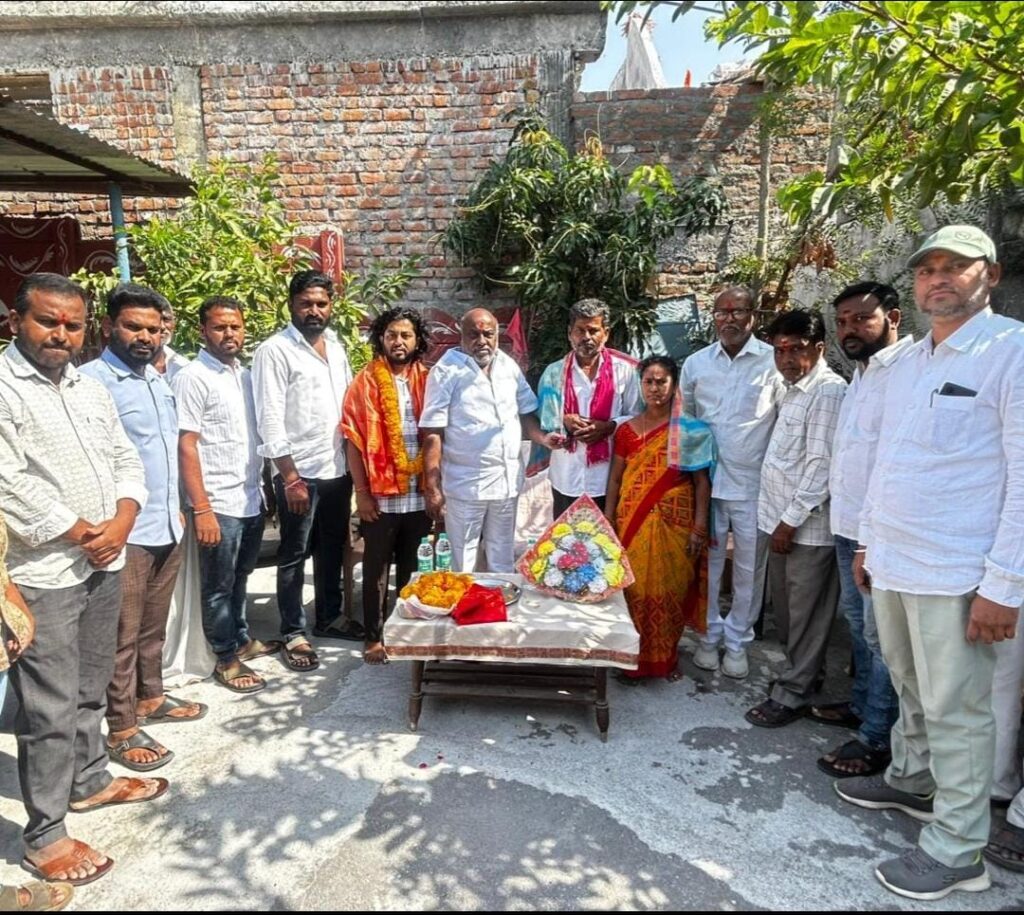 నర్సింగ్ ఆఫీసర్‌గా ఎంపికైన శంకర్ ను సన్మానించిన మాజీ మంత్రి జోగు రామన్న