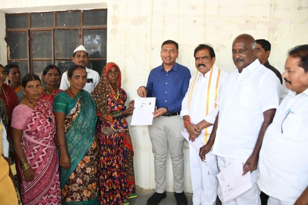 తలమడుగు రైతులకు భూ పట్టాల పంపిణీ