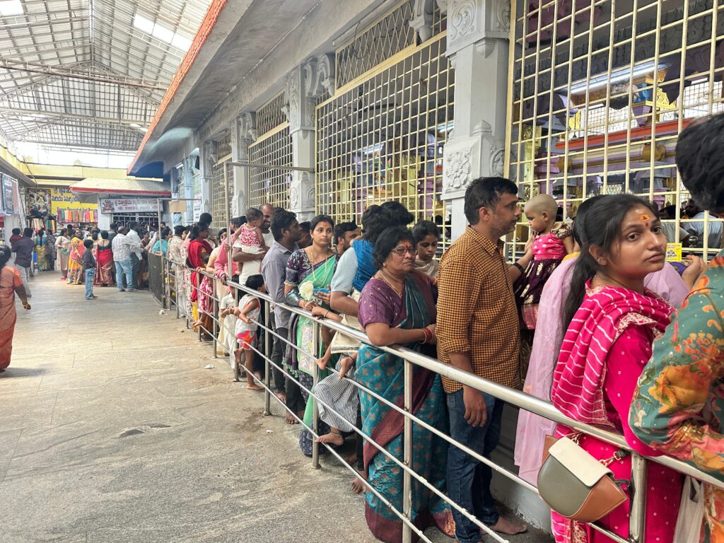 బాసర అమ్మవారి ఆలయానికి పోటెత్తిన భక్తులు