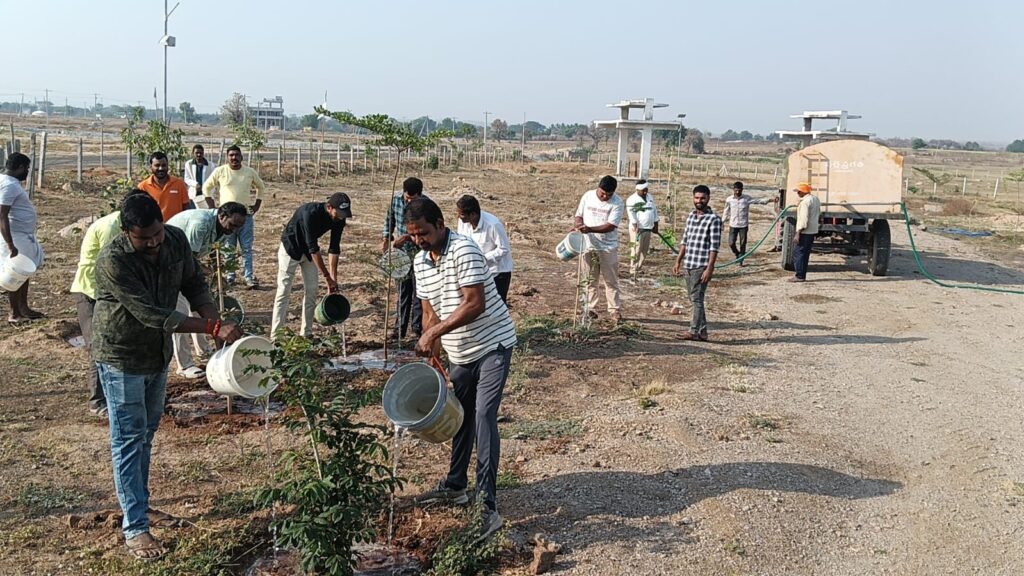 మొక్కలకు నీరు పోస్తూ..ప్రాణంగా చూస్తూ 