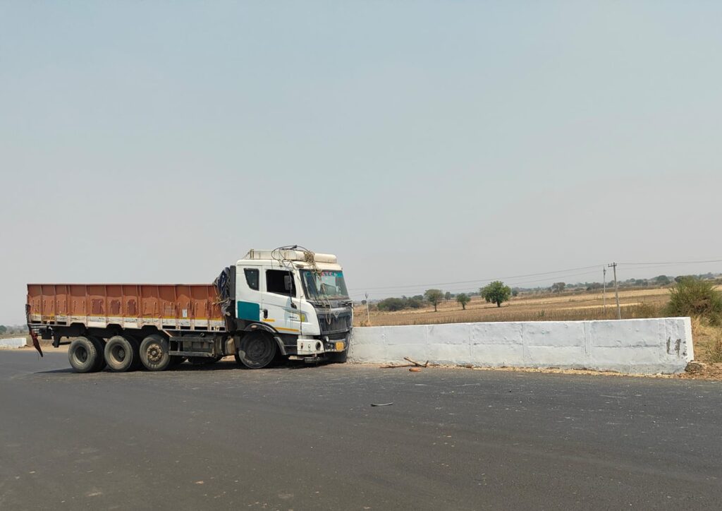 జాతీయ రహదారిపై ప్రమాదం: కల్వర్టును ఢీకొన్న లారీ