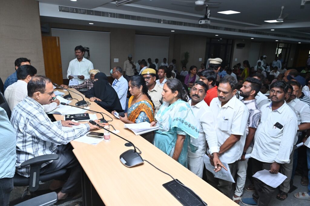 ఫిర్యాదులను సత్వరమే పరిష్కరించాలి అదనపు కలెక్టర్ కిరణ్ కుమార్