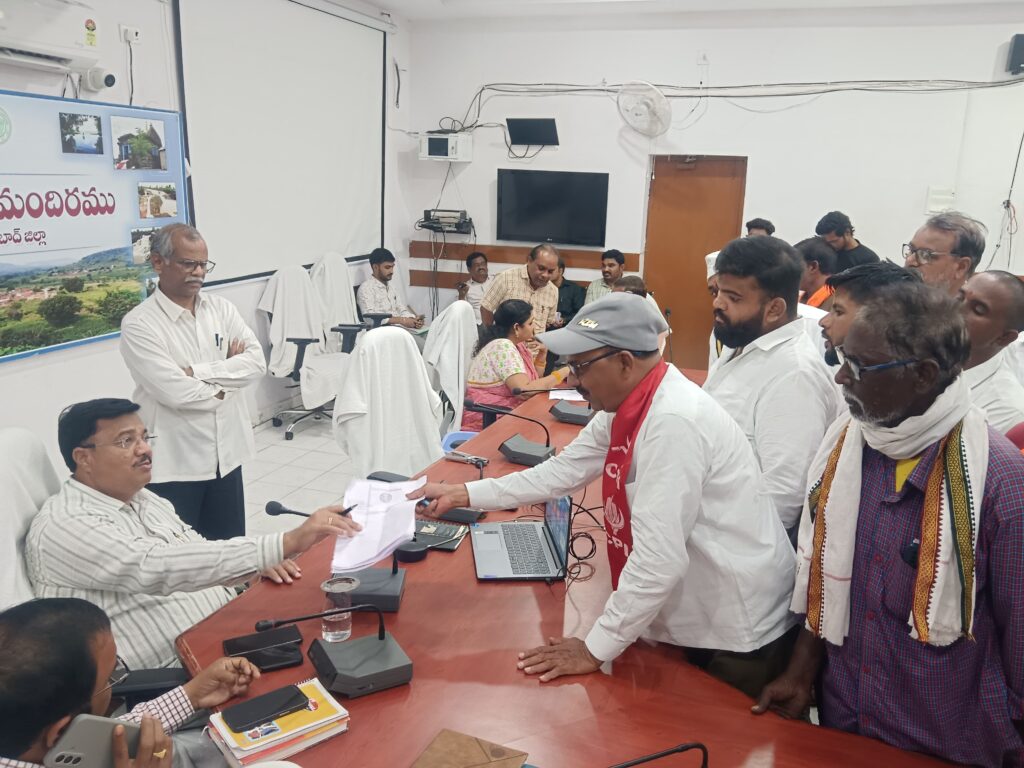 తాగునీటి కోసం పోరుబాట: కలెక్టరేట్ వద్ద సీపీఐ ధర్నా