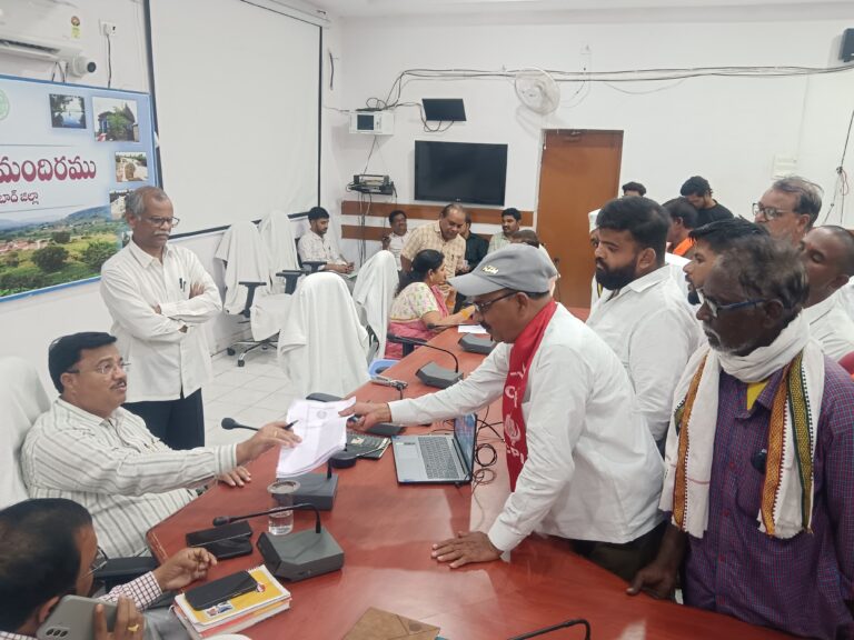 తాగునీటి కోసం పోరుబాట: కలెక్టరేట్ వద్ద సీపీఐ ధర్నా