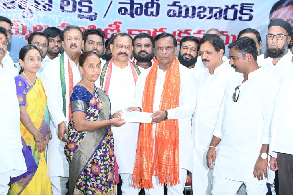 డబుల్ బెడ్ రూం ఇళ్లను పంపిణీ చేయాలి: అర్బన్ ఎమ్మెల్యే ధన్ పాల్ సూర్యనారాయణ గుప్తా