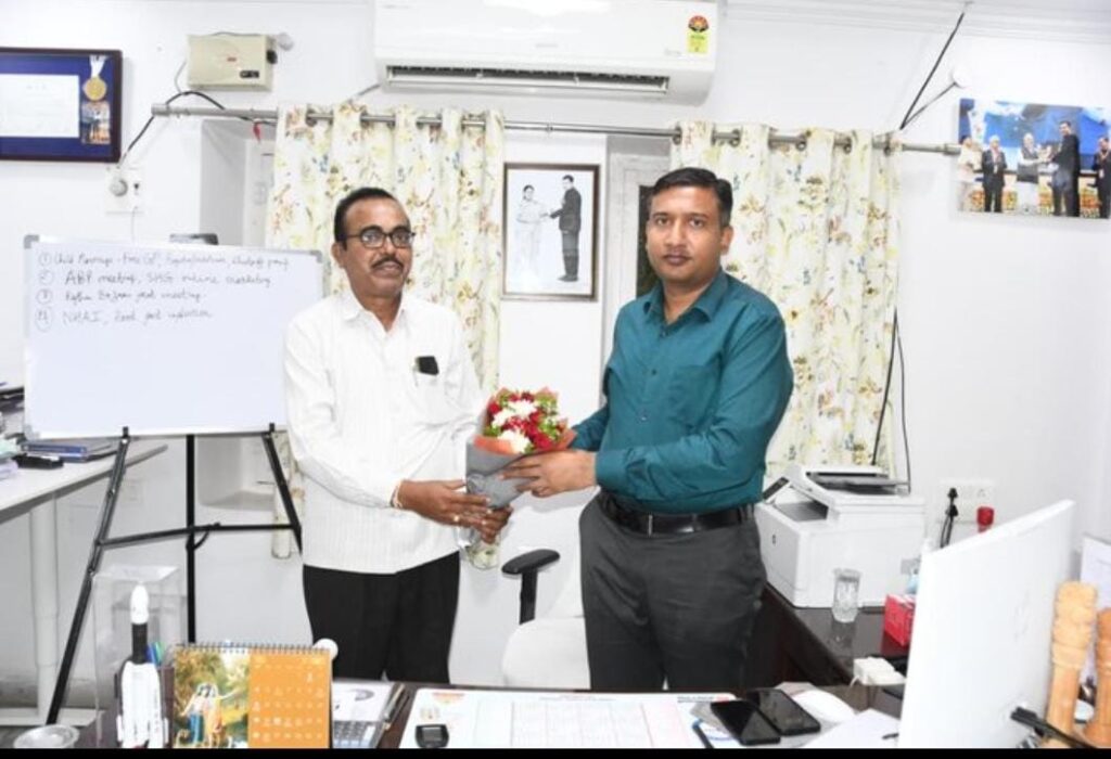 కలెక్టర్‌ను మర్యాదపూర్వకంగా కలిసిన నూతన జడ్పీ సీఈఓ బి.రవి