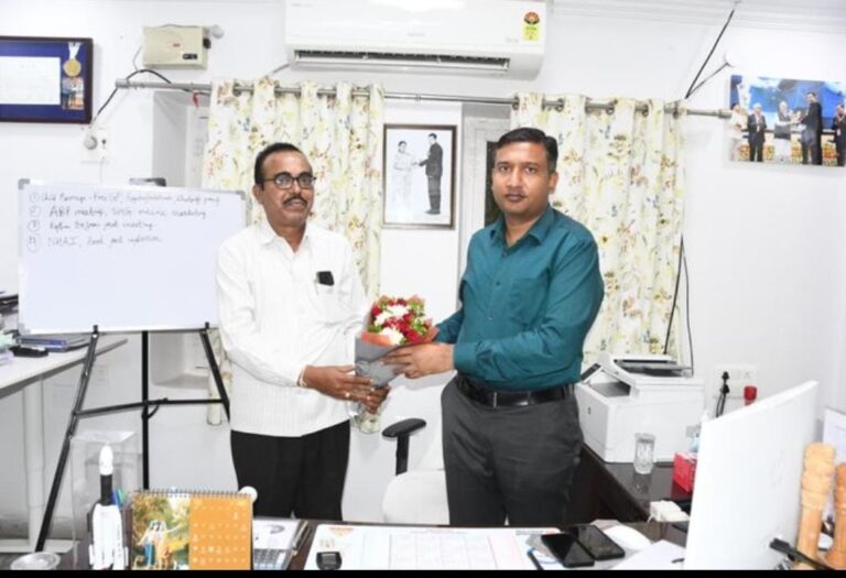 కలెక్టర్‌ను మర్యాదపూర్వకంగా కలిసిన నూతన జడ్పీ సీఈఓ బి.రవి