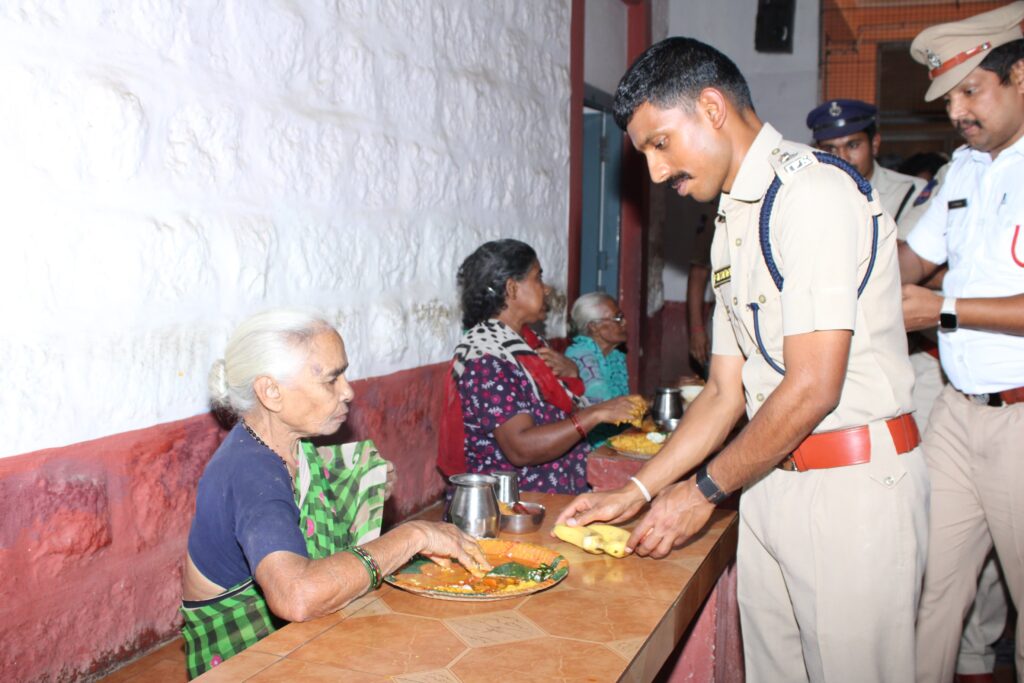 అనాథ వృద్ధుల సంక్షేమం పత్రి ఒక్కరి బాధ్యత