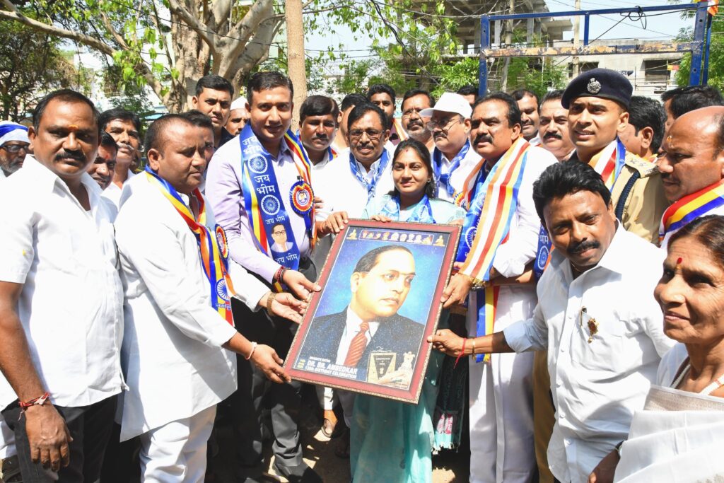 అంబేద్కర్ జయంతి వేడుకల్లో ప్రముఖులకు చిత్రపటాల అందజేత