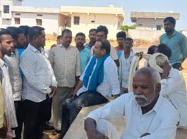 మొక్కజొన్న కొనుగోల కేంద్రాలు ఏర్పాటు చేయాలి : డాక్టర్ కిరణ్ కొమ్రేవార్ డిమాండ్