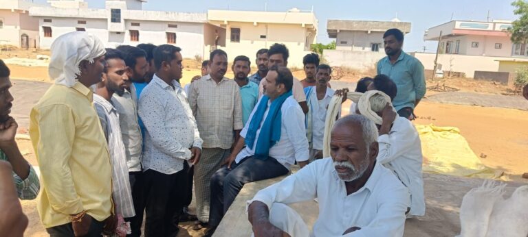 మొక్కజొన్న కొనుగోల కేంద్రాలు ఏర్పాటు చేయాలి : డాక్టర్ కిరణ్ కొమ్రేవార్ డిమాండ్ 