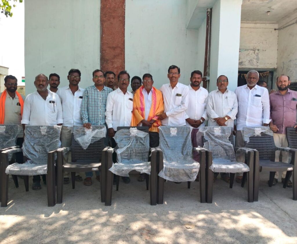 దీపాయిగూడ వాసి ఉదారత: తహసీల్దార్ కార్యాలయానికి 15 కుర్చీల వితరణ