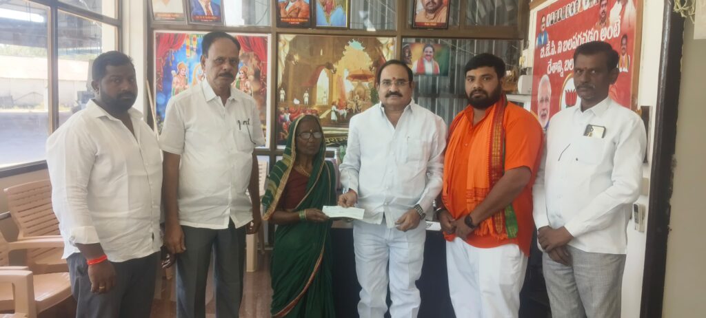 కార్యకర్త కుటుంబానికి అండగా నిలిచిన మోహన్ రావు పాటిల్