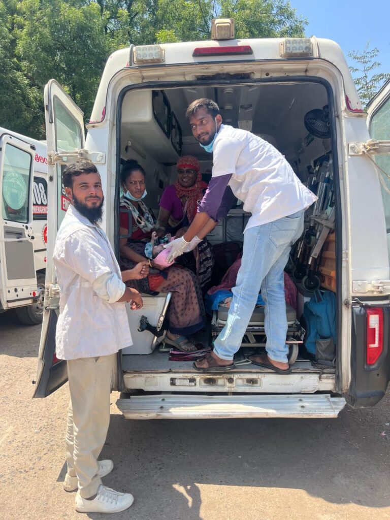 108 అంబులెన్సు లో మహిళ ప్రసవం..తల్లీ బిడ్డ క్షేమం 