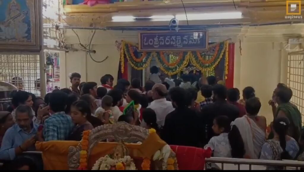 బాసర ఆలయంలో భక్తుల సందడి  