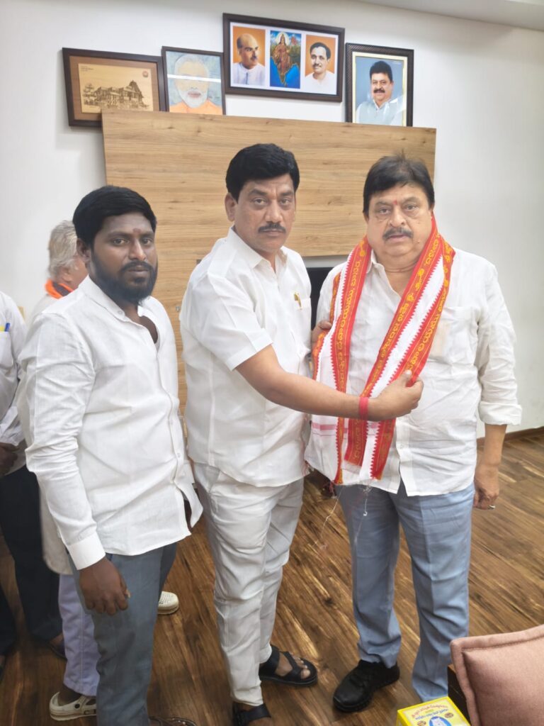 బీజేపీ రాష్ట్ర అధ్యక్షుడిని కలిసిన బీజేపీ బాసర మండల అధ్యక్షుడు పుట్నాల సాయినాథ్ 