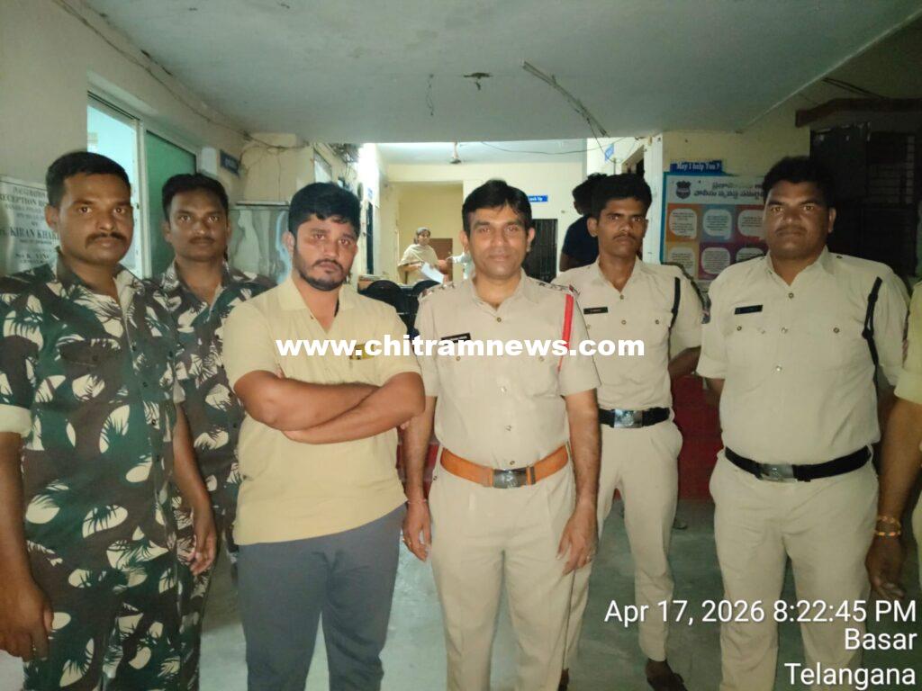 ఇంటినుండి వెళ్ళిపోయిన యువకున్ని కాపాడిన బాసర పోలీసులు 