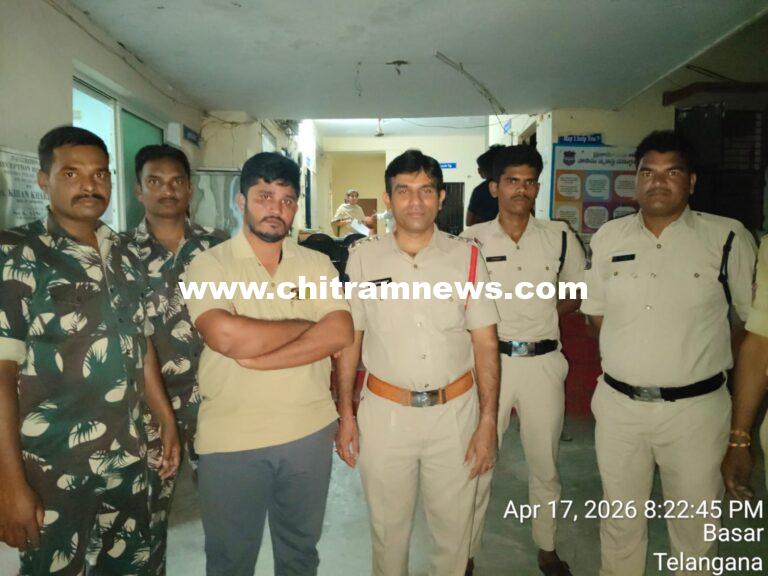 ఇంటినుండి వెళ్ళిపోయిన యువకున్ని కాపాడిన బాసర పోలీసులు 