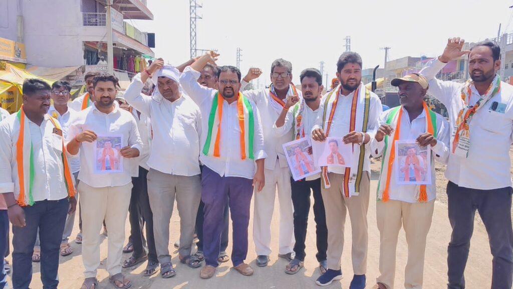 బీజేపీ ఎంపీ తేజస్వి వ్యాఖ్యలపై బేల కాంగ్రెస్ నేతల ఫైర్