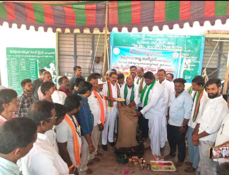 జైనథ్ మార్కెట్‌యార్డులో మొక్కజొన్న కొనుగోలు కేంద్రం ప్రారంభించిన ఎమ్మెల్యే పాయల్ శంకర్