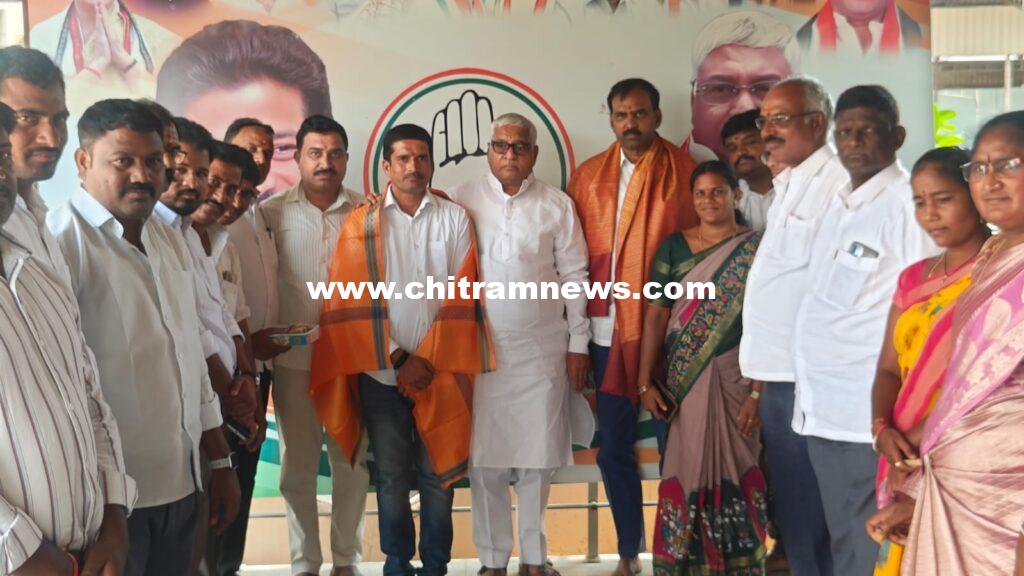 డీసీసీ వైస్ ప్రెసిడెంట్ ను సన్మానించిన ముథోల్ మాజీ ఎమ్మెల్యే నారాయణరావు పటేల్ 