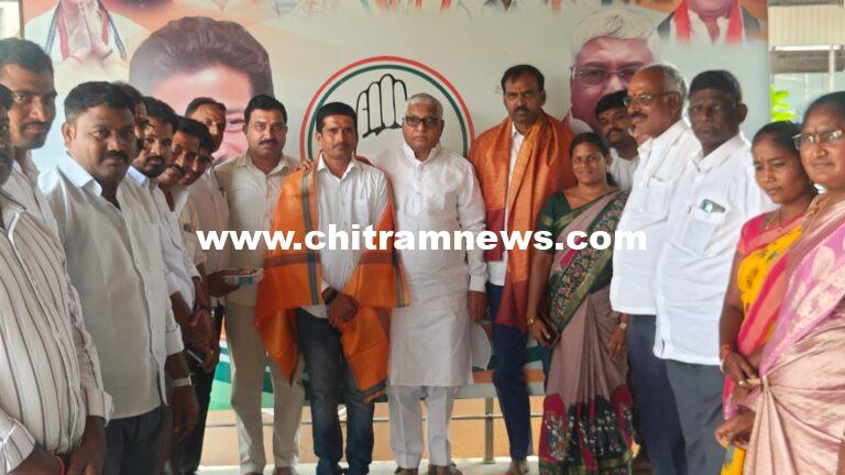 డీసీసీ వైస్ ప్రెసిడెంట్ ను సన్మానించిన ముథోల్ మాజీ ఎమ్మెల్యే నారాయణరావు పటేల్ 