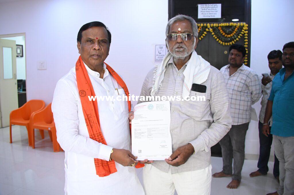 పేద రోగులకు ఎల్ వో సీ పత్రాలు అందజేస్తున్న అర్బన్ ఎమ్మెల్యే సూర్యనారాయణ గుప్తా