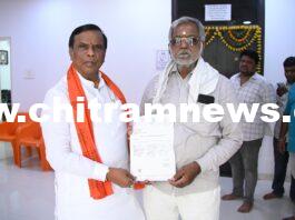 పేద రోగులకు ఎల్ వో సీ పత్రాలు అందజేస్తున్న అర్బన్ ఎమ్మెల్యే సూర్యనారాయణ గుప్తా