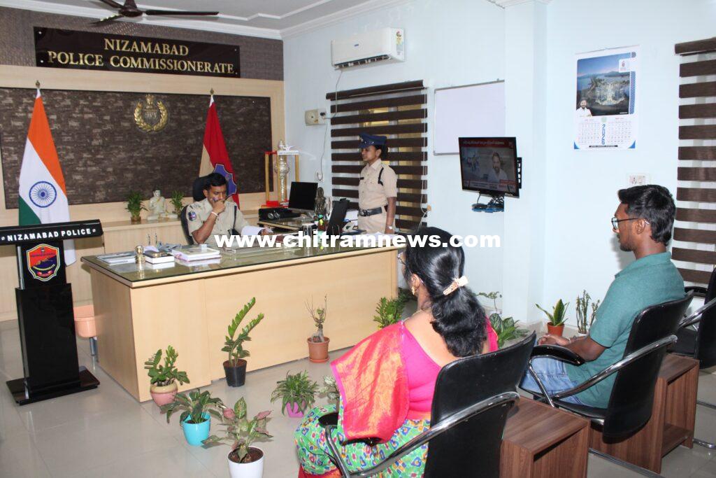 ప్రజల నుంచి ఫిర్యాదులను స్వీకరించిన పోలీస్ కమిషనర్ సాయి చైతన్య 