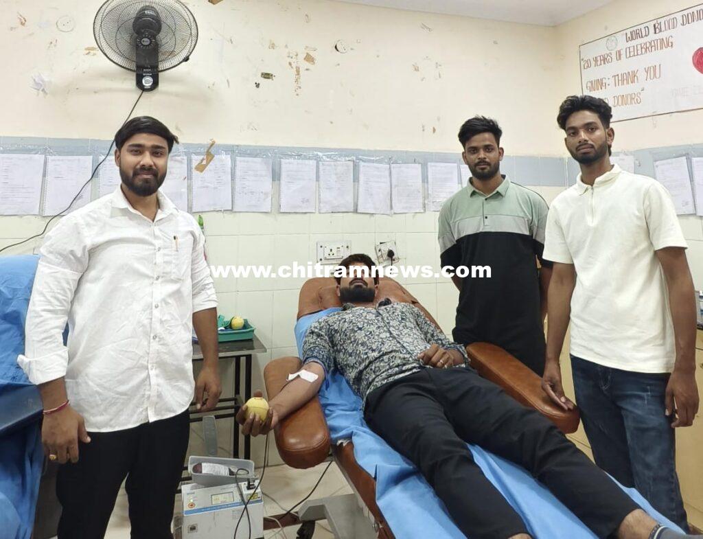 మానవత్వాన్ని చాటుకున్న కౌన్సిలర్: అత్యవసర స్థితిలో రక్తదానం చేసి ప్రాణాలు కాపాడిన యువకుడు