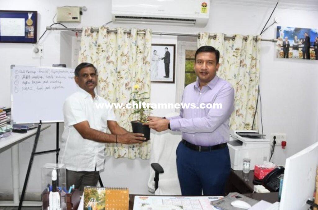 కలెక్టర్ రాజర్షి షా ను కలిసిన నూతన ఆదిలాబాద్ ఆర్డీఓ జగదీశ్వర్ రావు