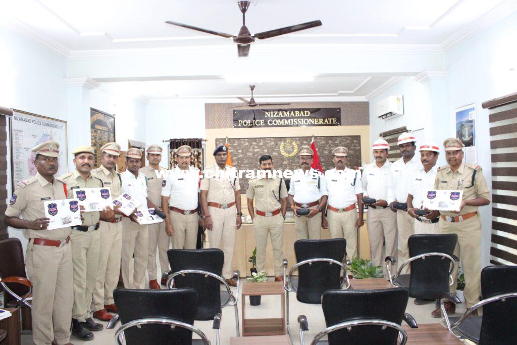 పోలీస్ సిబ్బందికి యూనిఫాం ఆర్టికల్స్ పంపిణీ చేసిన సీపీ సాయి చైతన్య