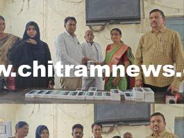 అంగన్వాడీ టీచర్లకు స్మార్ట్ ఫోన్ల పంపిణీ